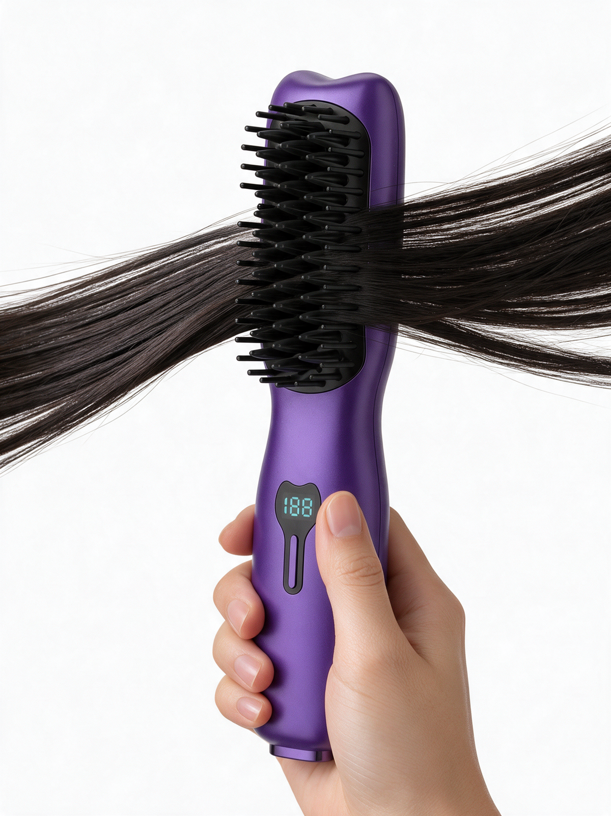 Brosse lissante chauffante SORÉA Glide en action, lissant une mèche de cheveux